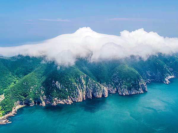 구름에 덮인 홍도. 희귀 동식물의 보고인 홍도는 지난 1965년 섬 전체가 천연기념물 170호로 지정된 바 있다.