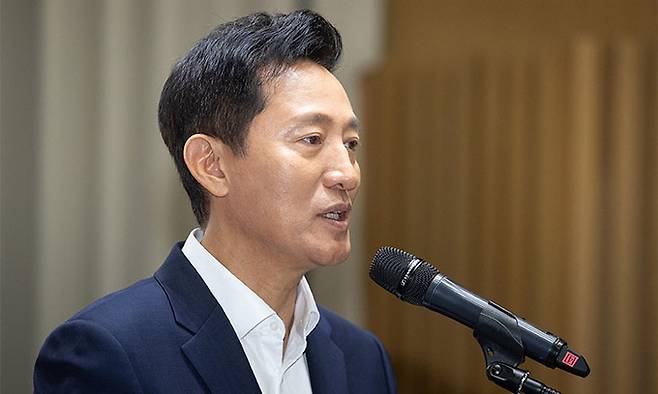 오세훈 서울시장이 4일 서울시청에서 열린 서울 안심소득 시범사업 2주년 기념 '미래형 소득보장제도 모색' 토론회에서 환영사를 하고 있다. 뉴스1