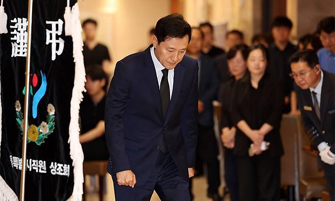 오세훈 서울 시장이 지난 2일 서울 서대문구 세브란스병원 장례식장에서 전날 차량 인도 돌진 사고로 사망한 시청 직원 조문을 마치고 빈소를 나서고 있다. 뉴시스