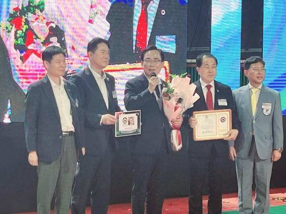 ‘2024 서울 도전페스티벌’에서 도전한국인상 모범의회 의정대상을 수상한 김형재 의원(가운데)이 수상 소감을 발언하고 있다.