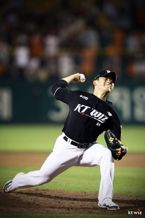 박영현이 지난 3일 대전 한화전에 등판해 힘껏 투구하고 있다. KT 제공