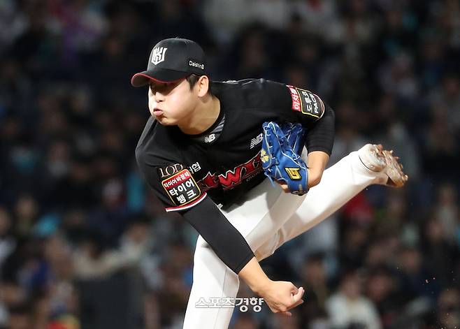 KT 박영현이 2일 창원NC파크에서 열린 NC와의 플레이오프 3차전에서 힘껏 투구하고 있다. 2023.11.2. 정지윤 선임기자