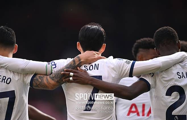 ▲ 토트넘은 손흥민과 기존 계약서에 포함됐던 1년 연장 팀 옵션을 발동한다. 양측의 기존 계약은 2025년 여름 끝난다. 지난해 여름부터 재계약 협상을 벌였지만 양측이 원하는 결과는 나오지 않았다. 결국 토트넘은 팀 옵션을 발동했다. 토트넘이 장기 계약을 위한 디딤돌로 사용했다는 의견도 있지만 주로 토트넘이 이적까지 고려한 행보라 예상한다. 영국 현지에선 내년 여름 손흥민이 사우디아라비아로 거액의 이적료를 기록하고 떠날 수 있다는 보도까지 나오고 있다.