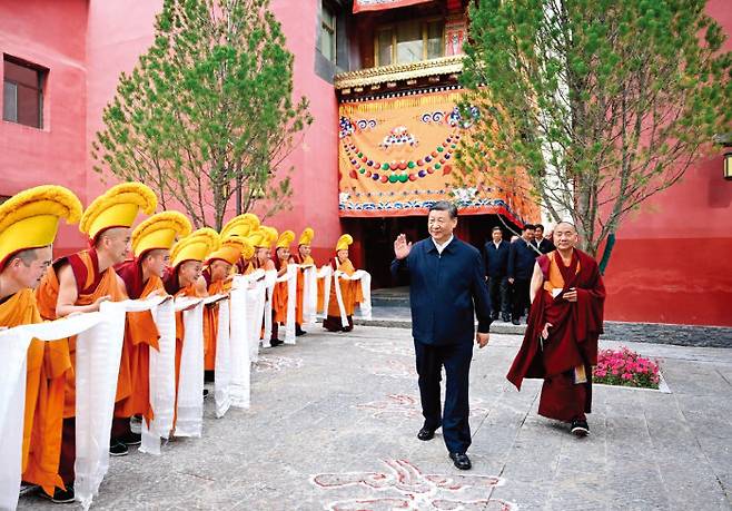 시진핑 중국 국가주석(오른쪽에서 두 번째)이 6월 18일 칭하이성 시닝 소재 훙줴 티베트 불교사원을 방문하고 있다. [CGTN]