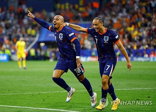 영국 언론 더 선이 지난 3일(한국시간) 중계방송사 BBC가 네덜란드 라커 룸을 보여주다 실수로 한 선수의 엉덩이가 노출되는 사고가 일어났다고 전했다.&nbsp;  방송사고가 일어난 해당 경기는 이날 오전 1시 독일 뮌헨에 있는 푸스발 아레나 뮌헨에서 열린 UEFA 유로 2024 16강 네덜란드와 루마니아의 경기다. 연합뉴스