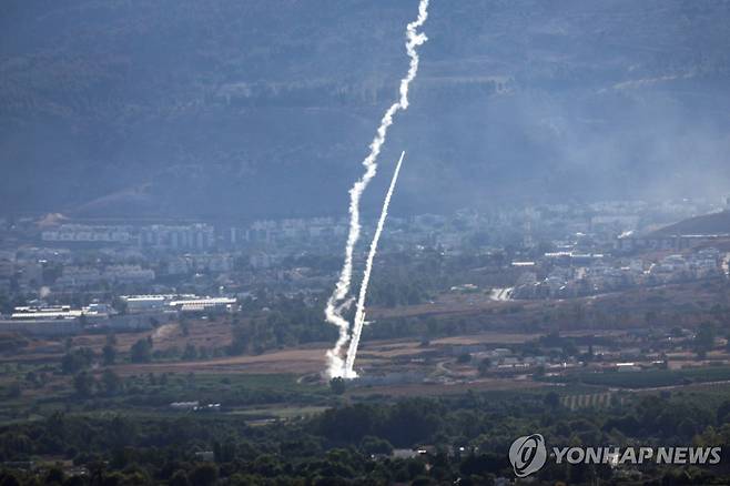 3일(현지시간) 이스라엘 북부에 떨어진 미사일을 아이언돔 방공시스템이 요격한 모습 [EPA 연합뉴스]