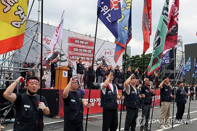 구호 외치는 현대차 노조 (울산=연합뉴스) 장지현 기자 = 27일 오후 울산 북구 현대자동차 울산공장 본관 앞에서 열린 중앙쟁의대책위원회 출범식에서 노조 집행부와 대의원들이 구호를 외치고 있다. 2024.6.27 jjang23@yna.co.kr