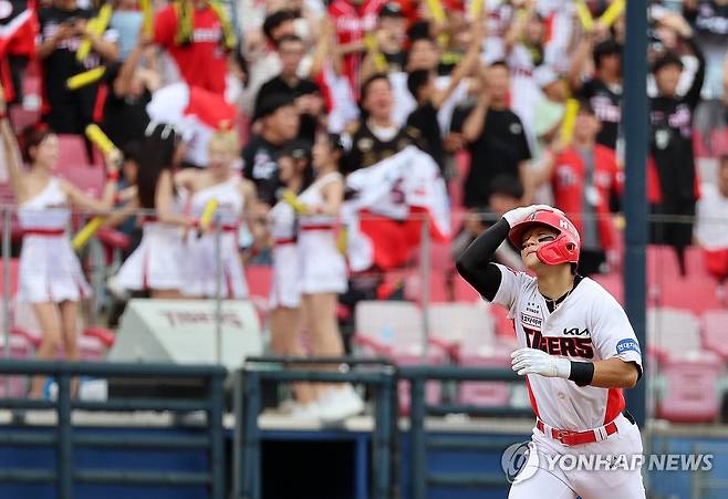홈런 친 김도영, 20-20 달성 (광주=연합뉴스) 조남수 기자 = 23일 광주기아챔피언스필드에서 열린 프로야구 한화 이글스와 KIA 타이거즈의 더블헤더 1차전. KIA 김도영이 4회말에 선두타자로 나와 한화 류현진의 투구를 통타해 솔로홈런을 치고 베이스를 돌고 있다. 김도영은 이 홈런으로 20홈런 20도루를 달성했다. 2024.6.23 iso64@yna.co.kr