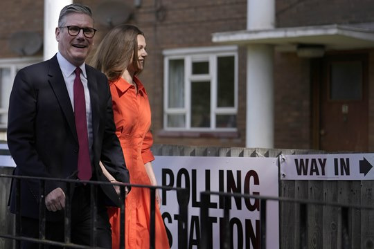 키어 스타머 영국 노동당 대표가 4일(현지시각) 영국 런던에서 투표를 하기 위해 부인과 함께 투표소로 가고 있다. 사진=AP/뉴시스