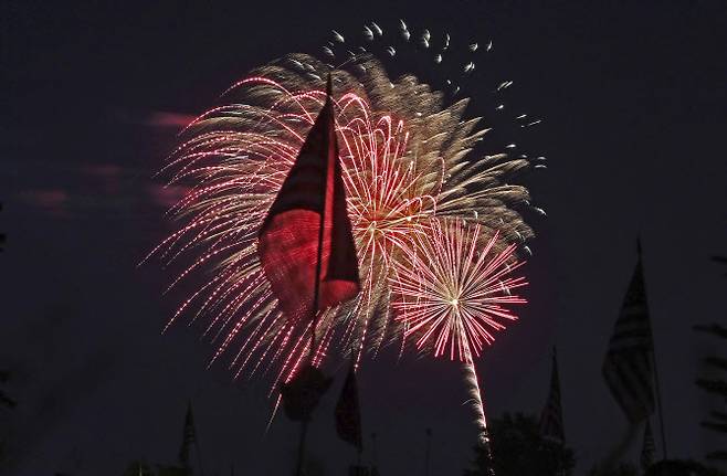 지난 4일(현지시간) 미국 독립기념일을 기념해 미국 펜실베니아주 서머셋의 서머셋카운티 메모리얼파크에서 불꽃놀이가 진행되고 있다. (사진=AP)