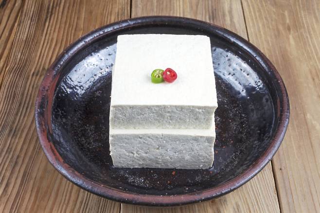 두부는 단백질을 보충할 수 있는 훌륭한 식재료로, 체력과 근력 유지에 꼭 필요한 영양소이며 심장질환 예방에 탁월하다. [사진=클립아트코리아]