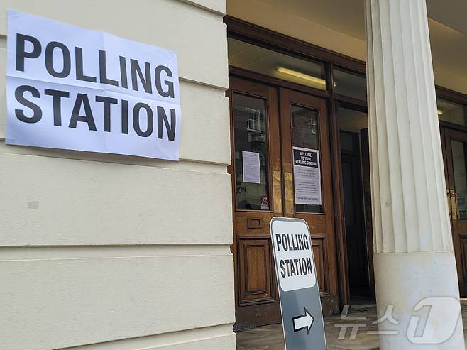 4일(현지시간) 오후 영국 런던대학교 세넷하우스 입구에 유권자들을 위한 투표소 장소 안내 표시와 표지판이 설치돼 있다. 2024.07.04/ ⓒ 뉴스1 조아현 통신원