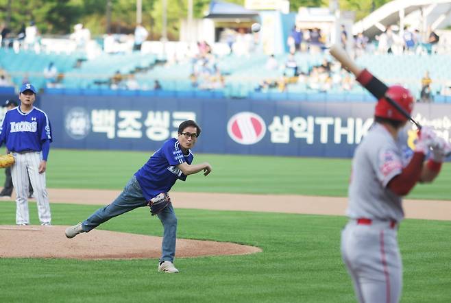 함진규 한국도로공사 사장이 시구를 하고 있다.(한국도로공사 제공)