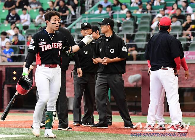 11일 인천 SSG랜더스필드에서 열린 SSG와 KIA의 경기. KIA 2회초 1사 2루 SSG 앤더슨의 몸쪽 볼에 어필하고 있는 KIA 박찬호. 이후 1타점 적시타 날린 박찬호. 인천=송정헌 기자songs@sportschosun.com/2024.06.11/