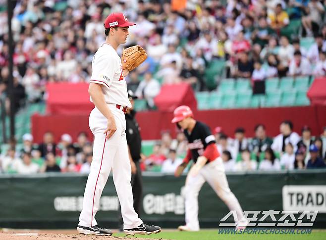 2회초 1사 1, 3루. 보크 실책으로 실점을 허용하고 있는 SSG 앤더슨.