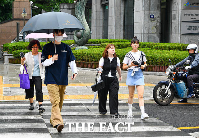 전국 대부분 지역에서 장맛비가 오전에 멈췄다가 늦은 밤 전북서해안 지역부터 다시 장마가 시작될 것으로 보인다. 전국적으로 장마 영향권에 들어간 가운데 잠시 소강상태에 들어간 6월 26일 오전 서울 중구 청계천 광장 앞에서 시민들이 횡단보도를 건너고 있다. /장윤석 기자