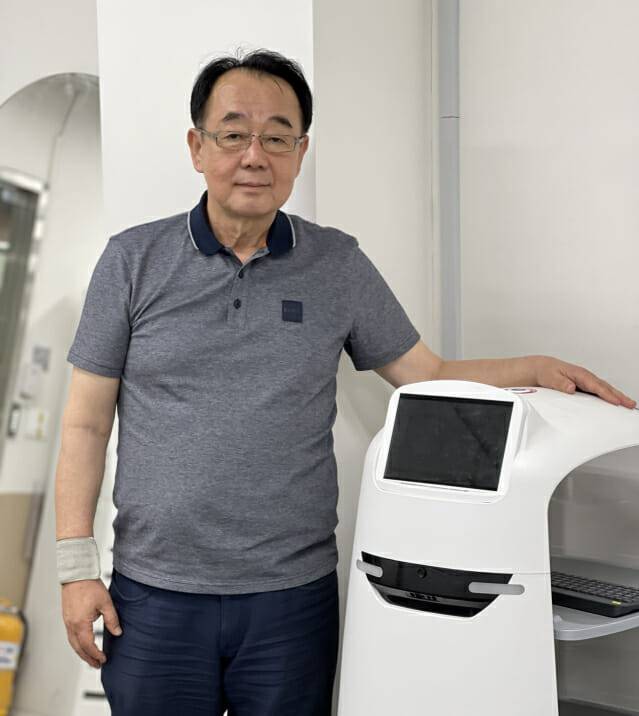 서일홍 코가로보틱스 대표가 서빙로봇 '서빙고'와 사진을 찍고 있다. (사진=지디넷코리아 신영빈 기자)