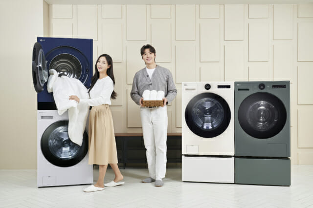 LG전자 모델이 (사진 왼쪽부터) 트롬 워시타워, 세탁기, 건조기 신제품을 소개하고 있다.(사진=LG전자)