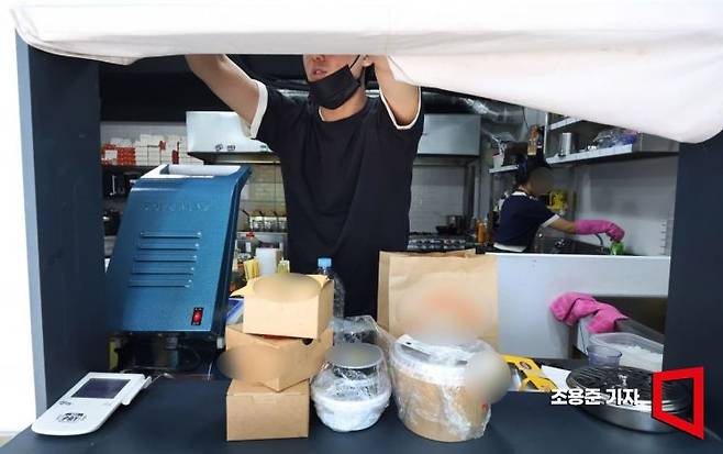 배달앱 기획-배달 가게를 운영하고 있는 자영업자가 음식을 포장하고 있다. 사진=조용준 기자 jun21@