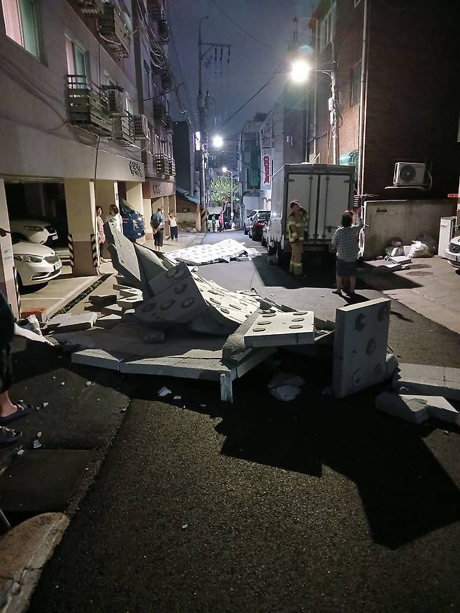 4일 오후 8시 26분쯤 인천시 남동구 만수동의 한 빌라 외벽이 바닥으로 떨어졌다는 신고가 소방 당국에 접수됐다. (인천소방본부 제공)/뉴스1