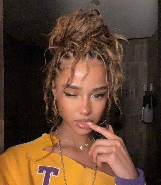 남아프리카 공화국 출신의 가수 타일라의 위스피 뱅 연출. 곱슬거리는 컬리 헤어와도 잘 어울린다. @tyla