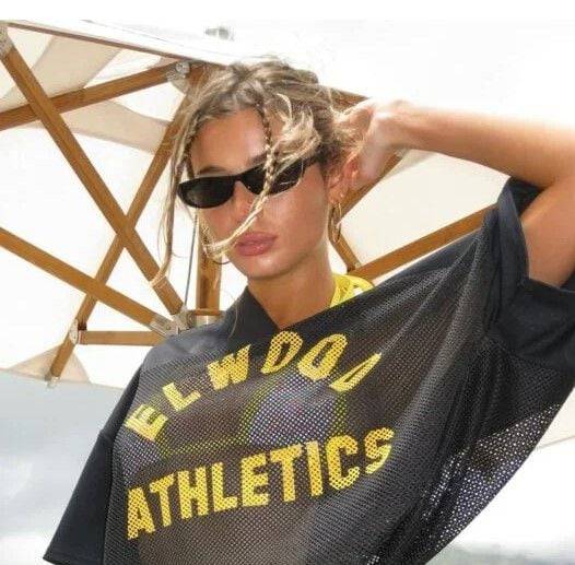 패션 인플루언서 에바 로즈 랭킨은 앞머리를 땋아서 끝 자락이 자연스럽게 풀어지게 하여 내린 위스피 뱅 스타일링을 보여주었다. @evarankiin