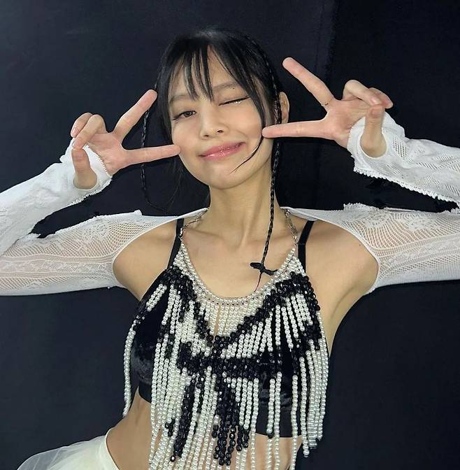 제니처럼 양 옆머리를 땋아 내리고, 자연스럽게 옆머리에서 흘러내리는 위스피 뱅으로 스타일링할 수 있다. @jennierubyjane