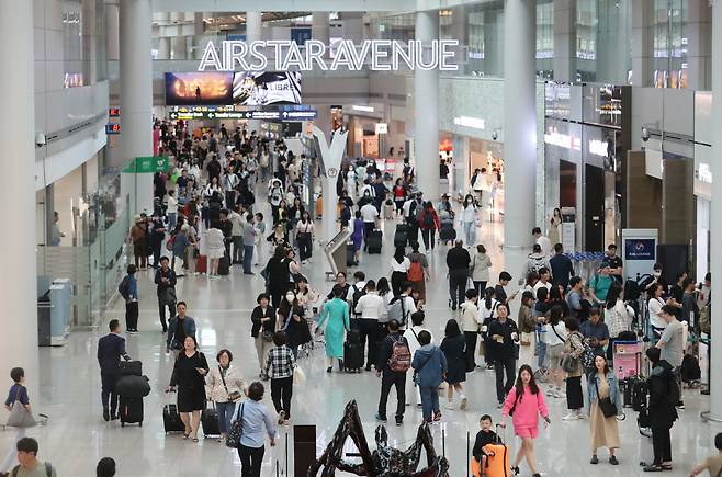 지난 2023년 9월 25일 추석 황금 연휴를 사흘 앞두고 인천국제공항 내 면세점이 해외여행을 떠나려는 관광객들로 북적이고 있다. /남강호 기자