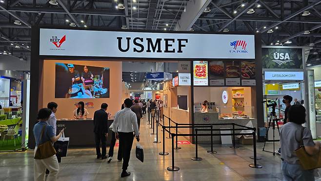 지난 6월 경기 고양 일산킨텍스에서 열린 ‘2024 서울국제식품산업대전’ 내 미국육류수출협회(USMEF) 부스. USMEF는 이번 대전에서 듀록과 버크셔 돈육 품종을 선보였다. /USMEF 제공
