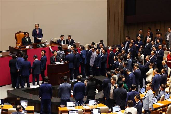 4일 오후 서울 여의도 국회에서 열린 국회 본회의에서 우원식 국회의장이 '순직 해병 수사 방해 및 사건 은폐 등의 진상규명을 위한 특별검사의 임명 등에 관한 법률안' 이른바 '채상병 특검법'에 대한 무제한토론 종료 표결이 진행하자 여당인 국민의힘 의원들이 의장석을 둘러싸며 항의하고 있다. ⓒ데일리안 홍금표 기자