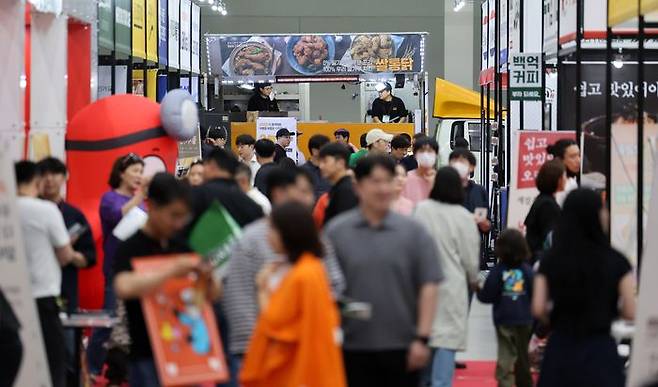 지난 5월 대구 북구 엑스코에서 열린 ‘2024 대구 프랜차이즈 창업박람회’를 찾은 예비창업자들이 참가 업체를 둘러보고 있다.ⓒ뉴시스