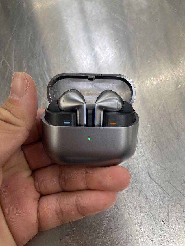 삼성 갤럭시버즈3프로 실물 유출.. "에어팟하곤 좀