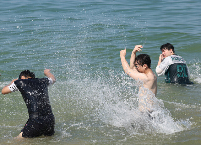 남부 대부분 지역에 폭염주의보가 발효된 4일 오후 경북 포항시 화진해수욕장에서 피서객들이 물놀이를 하며 더위를 식히고 있다. 연합뉴스