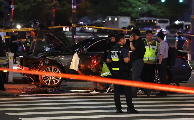 2024년 7월1일 밤 대형 교통사고가 발생한 서울 시청역 인근 교차로에서 경찰이 현장 조사에 나서고 있다. 연합뉴스
