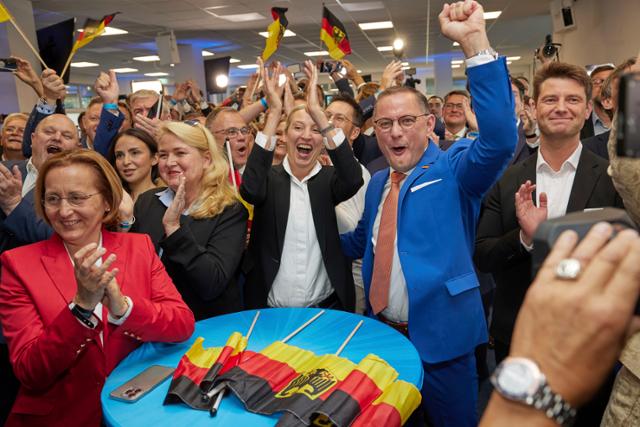 유럽의회 선거 잠정 결과에서 선전을 확인한 독일 극우 정당 '독일을 위한 대안'(AfD) 인사들이 9일 독일 베를린에서 환호하고 있다. AP 연합뉴스