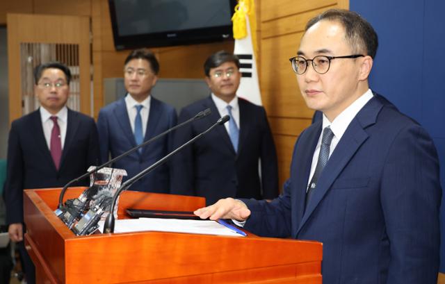 이원석(오른쪽) 검찰총장이 2일 서울 서초구 대검찰청 기자실에서 더불어민주당의 검사 탄핵소추안에 대해 입장을 발표하고 있다. 연합뉴스