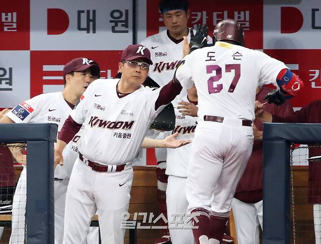 2023 KBO 프로야구 키움히어로즈와 한화이글스의 경기가 26일 오후 서울 고척스카이돔에서 열렸다. 1회말 2사 도슨이 문동주를 상대로 솔로홈런을 치고 홈인해 홍원기 감독이 축하를 받고 있다. 고척=김민규 기자 mgkim1@edaily.co.kr /2023.07.26/