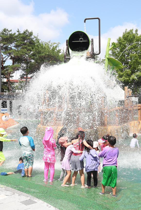 장전근린공원 물놀이터에서 5일 어린이들이 물놀이를 즐기고 있다. [사진=청주시]