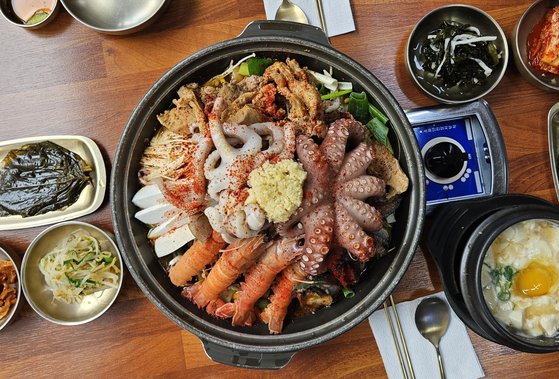 ‘맛제주’ 13호점 낭쿰낭쿰의 흑돼지 해물갈비 전골. 낭쿵낭쿰의 유일한 메뉴다.