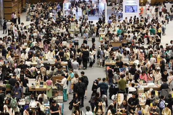 지난 30일 서울 강남구 코엑스에서 열린 2024 서울국제도서전이 인파로 북적이고 있다. 도서전을 주최한 대한출판문화협회는 지난해보다 15%, 2만 명가량 증가한 15만 명의 관람객이 서울국제도서전을 방문했다고 밝혔다. 연합뉴스