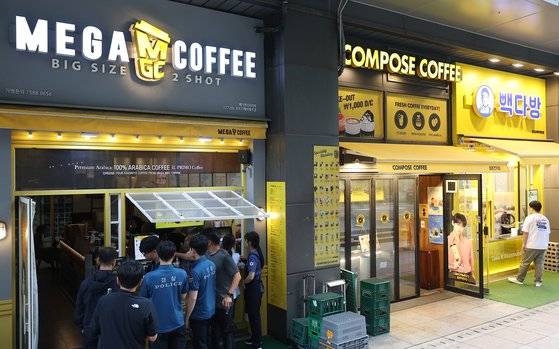 30일 오후 서울 종로구 광화문역 인근 건물에 위치한 커피 전문점에서 시민들이 음료를 주문하고 있다.   연합뉴스