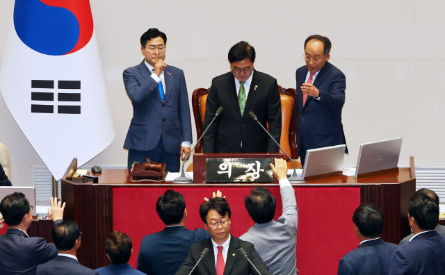 ▲ 지난 4일 오후 국회에서 열린 본회의에서 우원식 국회의장이 국민의힘 곽규택 의원에게 무제한토론을 종료할 것을 요청하자, 추경호 원내대표를 비롯한 의원들이 항의하고 있다. 이에 더불어민주당 박찬대 원내대표 겸 당대표 직무대행이 조용히 해줄 것을 요청하고 있다. [연합뉴스 자료사진]