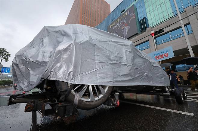 2일 오전 서울 남대문경찰서에서 경찰 견인차가 지난 1일 저녁 시청역 인근 교차로에서 인도로 돌진해 보행자들을 덮치는 사고를 낸 차량을 이송하고 있다. 사진=연합뉴스