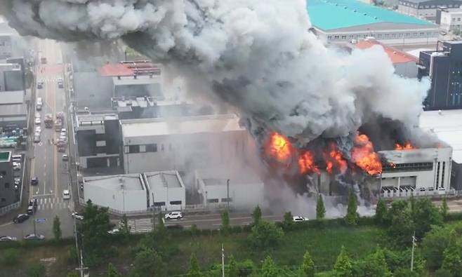 지난달 24일 오전 경기 화성시 리튬전지 제조 업체 아리셀 공장에서 불이 나 연기와 불길이 치솟고 있다. 연합뉴스