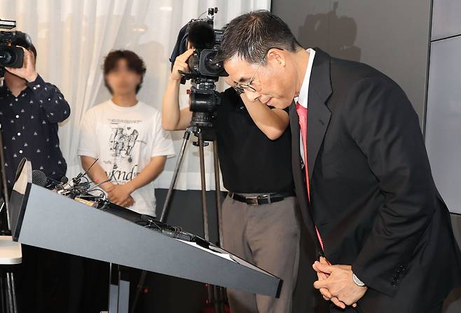 Cho Hyun-moon (right), former vice president of Hyosung Corp., makes a bow to reporters during a press conference in Seoul on Friday. (Yonhap)