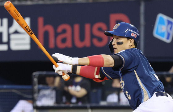 NC Dinos' Son Ah-seop sets a new all-time KBO hit record in a game against the Doosan Bears on June 20 at Jamsil Baseball Stadium in southern Seoul. [YONHAP]