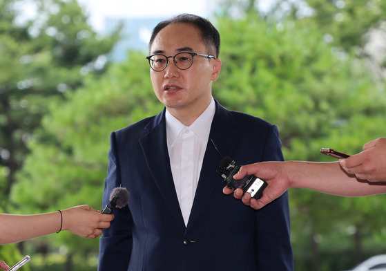 Prosecutor General Lee One-seok speaks to reporters on his way to work at the Supreme Prosecutors' Office in Seocho District, southern Seoul, on Friday. [NEWS1]