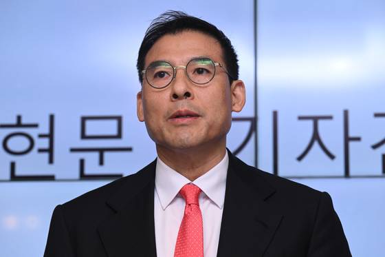 Cho Hyun-moon, the estranged second son of the late honorary Hyosung Group Chairman Cho Suck-rai, speaks about his inheritance during a press conference on Friday in southern Seoul. [YONHAP]