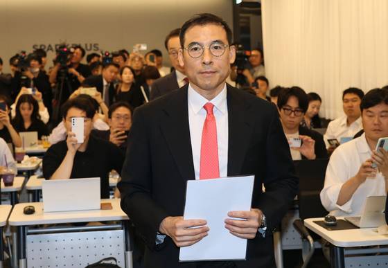 Cho Hyun-moon, the estranged second son of the late honorary Hyosung Group Chairman Cho Suck-rai, enters a press conference on Friday in southern Seoul. [YONHAP]