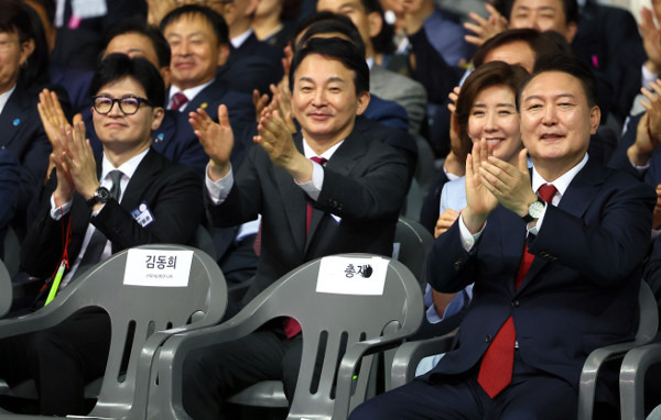 윤석열 대통령이 4일 인천시 남동체육관에서 열린 한국자유총연맹 창립 제70주년 기념식에 참석해 박수를 치고 있다. 윤 대통령 뒷줄에 국민의힘 7·23 당대표 선거에 출마한 한동훈·원희룡·나경원 후보(왼쪽부터)가 앉아 있다. 인천=김지훈 기자